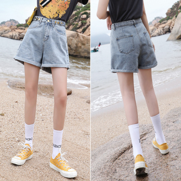 Modernūs moteriški trumpi džinsai aukštu liemeniu – platus modelis