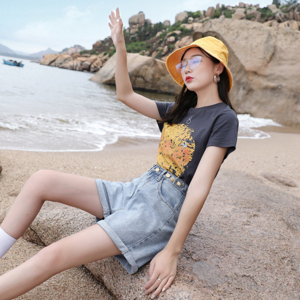 Modernūs moteriški trumpi džinsai aukštu liemeniu – platus modelis