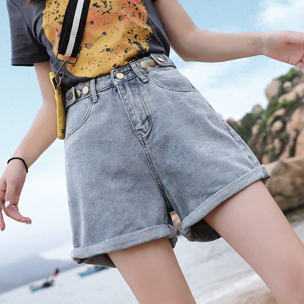 Modernūs moteriški trumpi džinsai aukštu liemeniu – platus modelis