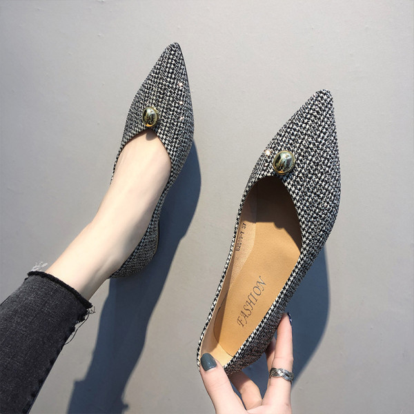 Modernūs moteriški batai plokščiu padu – smailaus modelio