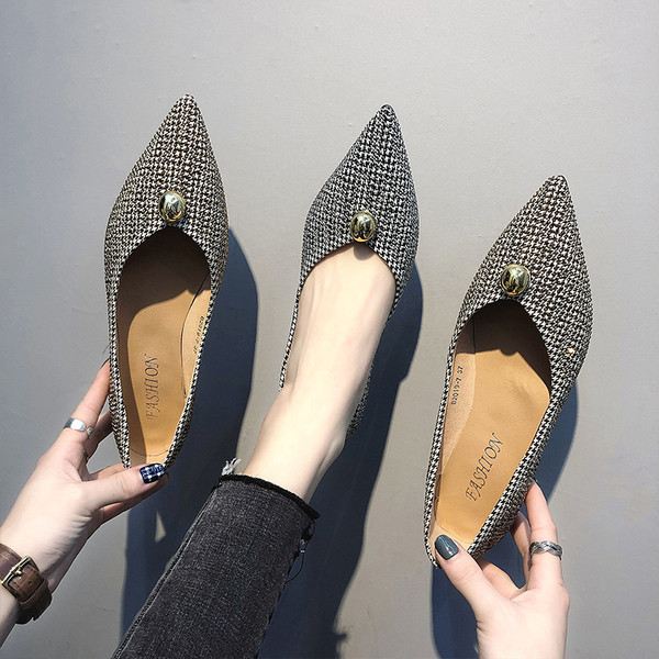 Modernūs moteriški batai plokščiu padu – smailaus modelio