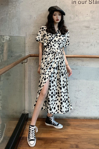 Dabartinis moteriškos suknelės modelis ilgas trumpomis rankovėmis ir skeltuku