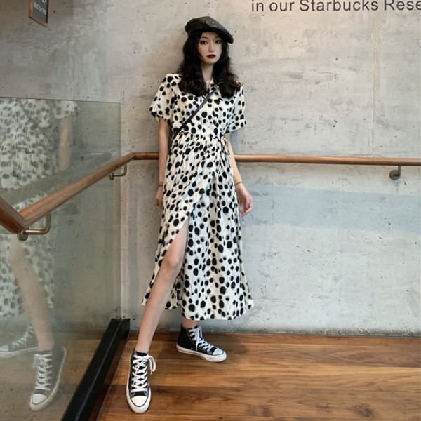 Dabartinis moteriškos suknelės modelis ilgas trumpomis rankovėmis ir skeltuku