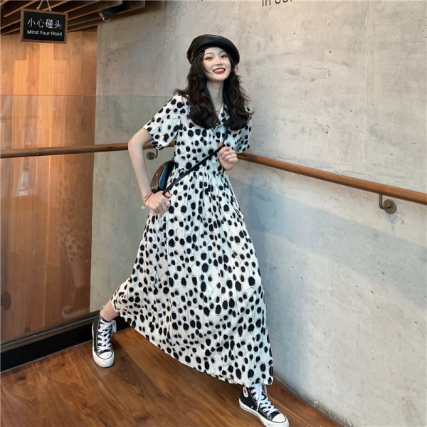 Dabartinis moteriškos suknelės modelis ilgas trumpomis rankovėmis ir skeltuku