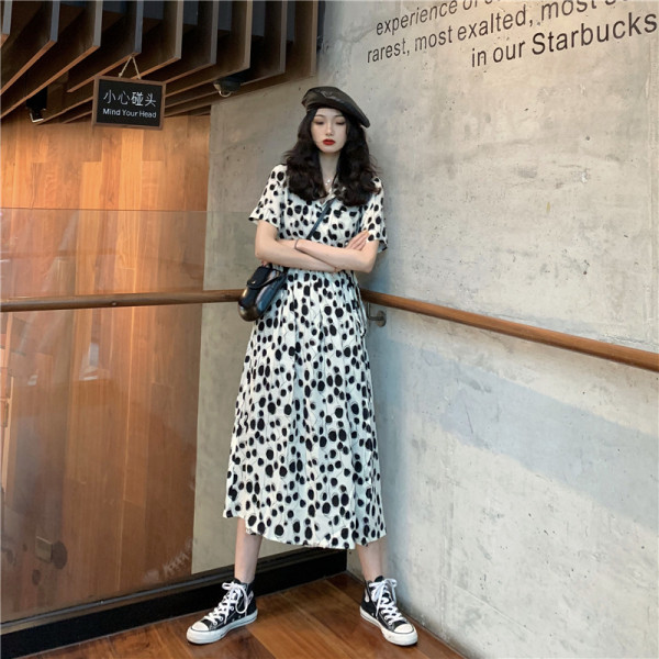 Dabartinis moteriškos suknelės modelis ilgas trumpomis rankovėmis ir skeltuku