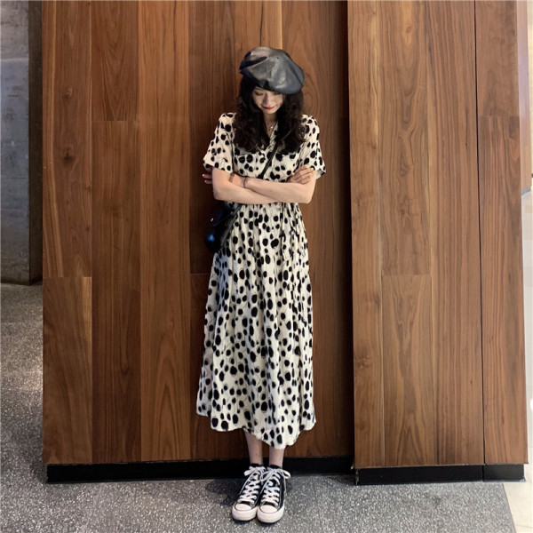 Dabartinis moteriškos suknelės modelis ilgas trumpomis rankovėmis ir skeltuku