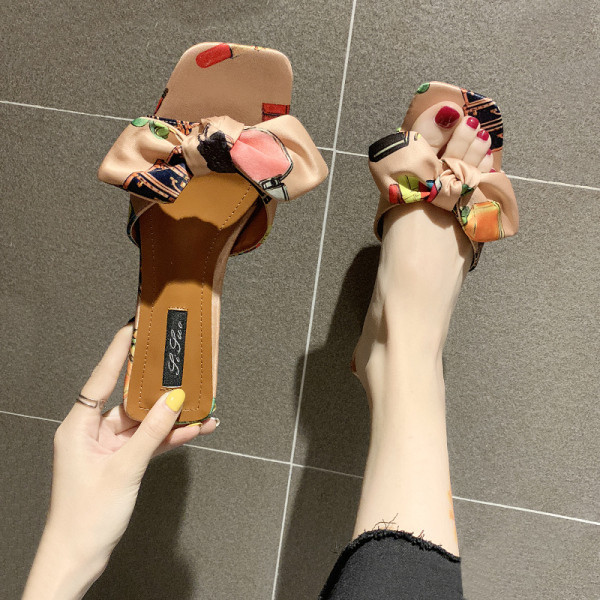 Modernas sieviešu čības ar krāsainu lentīti un zemu biezu papēdi