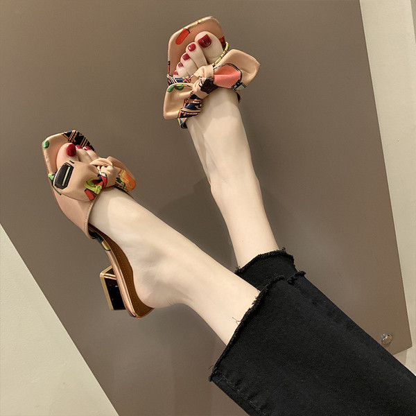 Modernas sieviešu čības ar krāsainu lentīti un zemu biezu papēdi