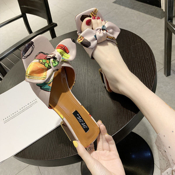 Modernas sieviešu čības ar krāsainu lentīti un zemu biezu papēdi