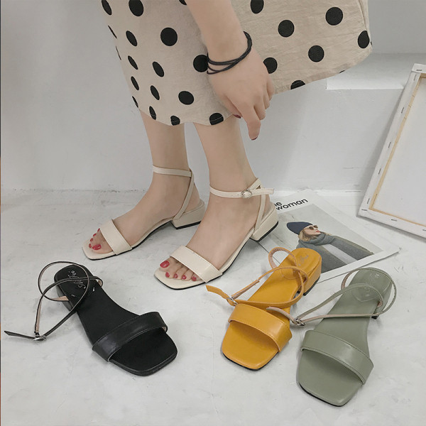 Alkalmi női szandál műbőrből, lapos talppal