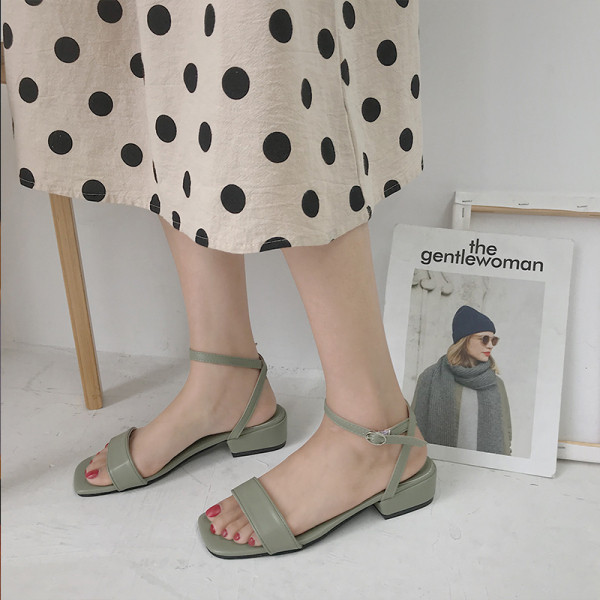 Alkalmi női szandál műbőrből, lapos talppal