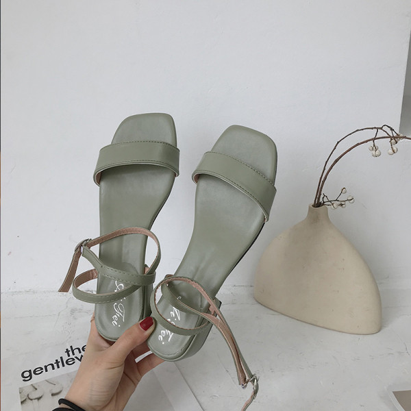 Alkalmi női szandál műbőrből, lapos talppal