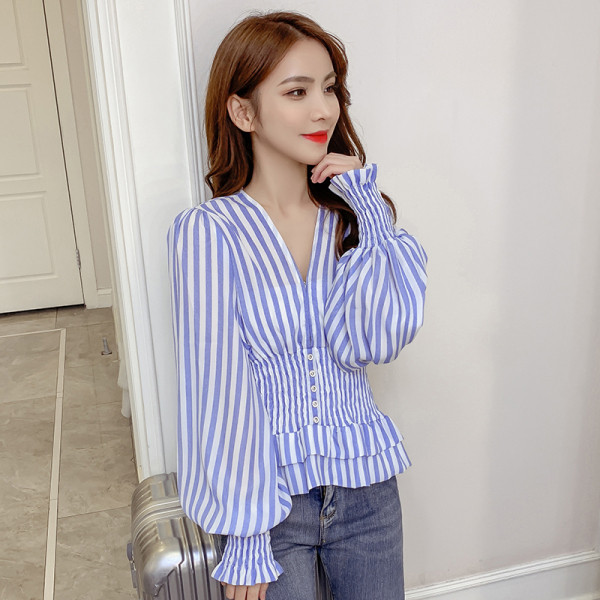 Triibuline naiste särk spitsikaelusega ja puhvis varrukatega