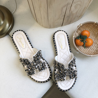 Modernas sieviešu čības ar plakanu zoli un elementu-akmeņi