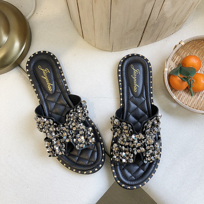 Modernas sieviešu čības ar plakanu zoli un elementu-akmeņi