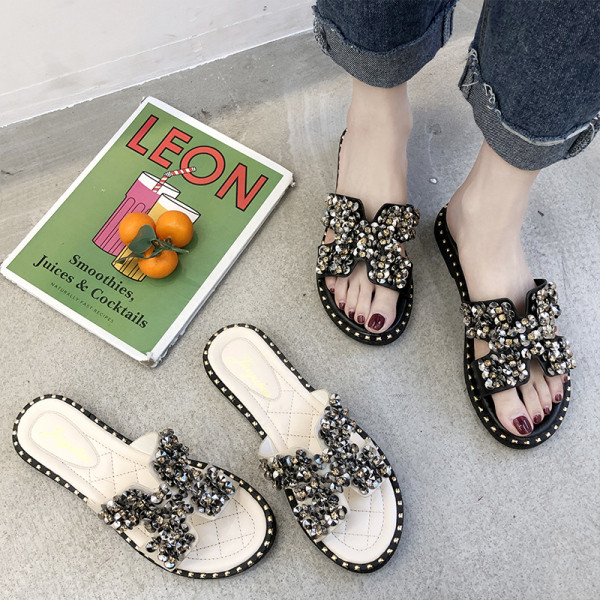 Modernas sieviešu čības ar plakanu zoli un elementu-akmeņi