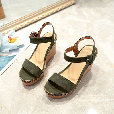 Moteriški modernūs sandalai su aukšta platforma