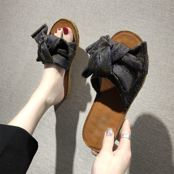 Moteriškos šlepetės lygiu padu ir blizgančiu kaspinu