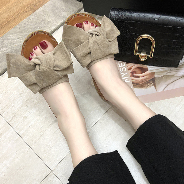 Moteriškos šlepetės lygiu padu ir blizgančiu kaspinu