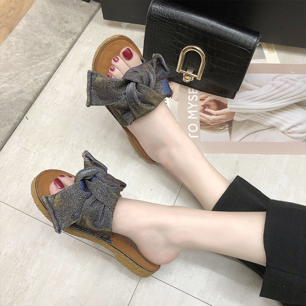 Moteriškos šlepetės lygiu padu ir blizgančiu kaspinu