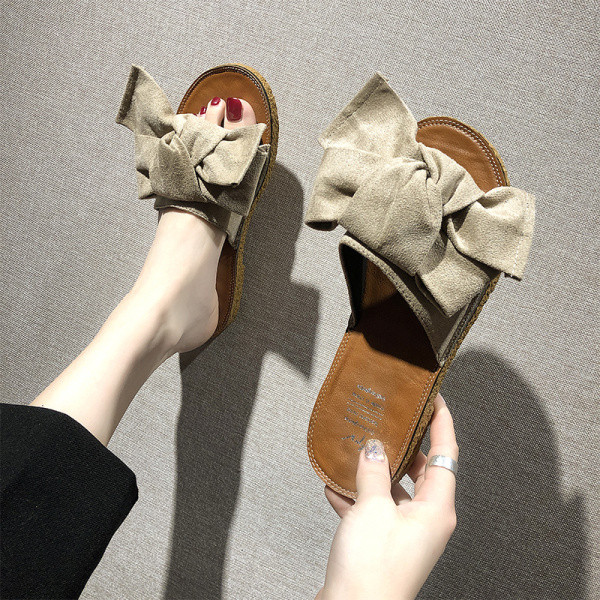 Moteriškos šlepetės lygiu padu ir blizgančiu kaspinu