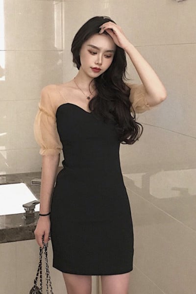 Stílusos női ruha-modell átlátszó ujjakkal