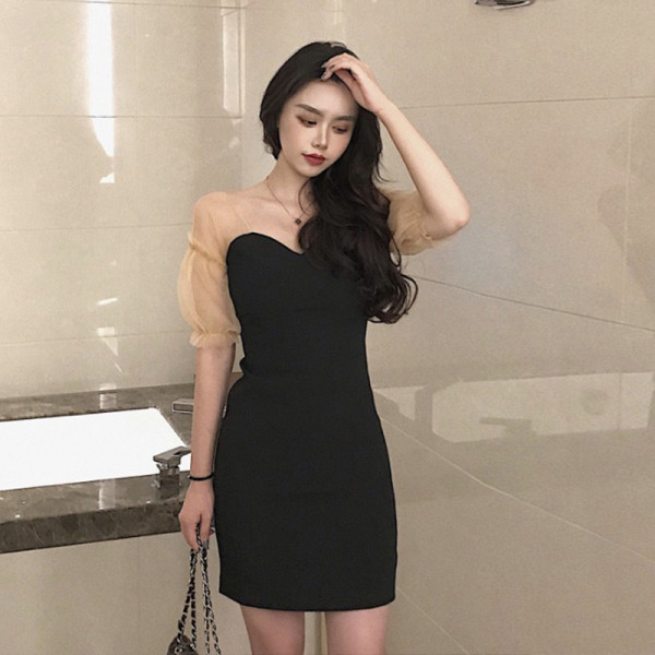 Stílusos női ruha-modell átlátszó ujjakkal