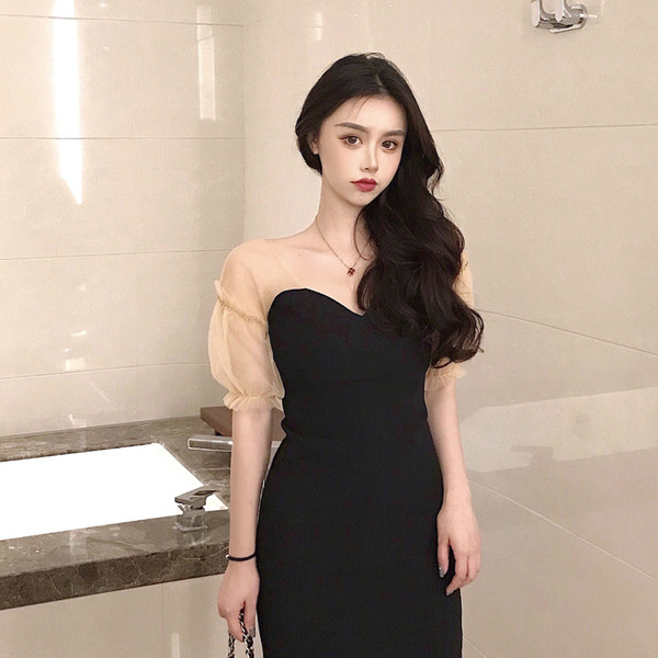 Stílusos női ruha-modell átlátszó ujjakkal