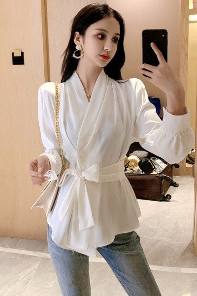 Modern női ing spitz nyakkivágással és szalaggal