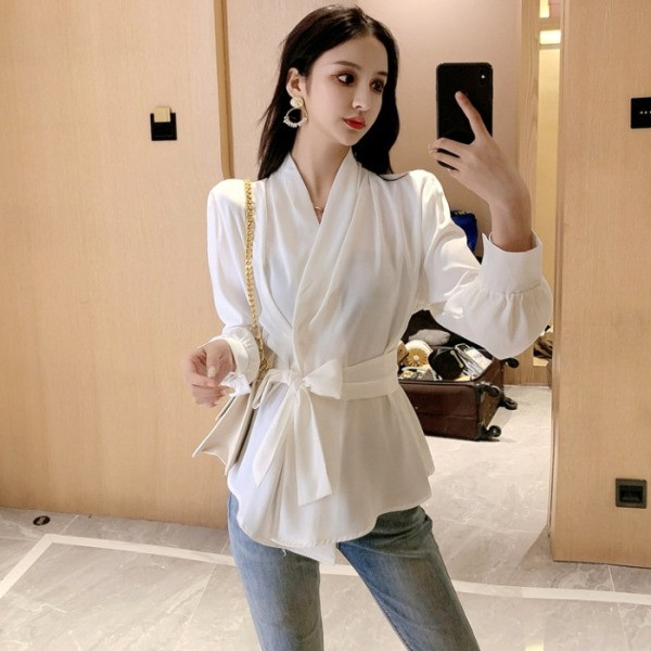 Modern női ing spitz nyakkivágással és szalaggal