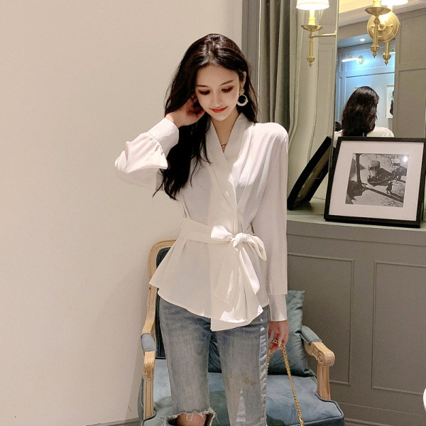 Modern női ing spitz nyakkivágással és szalaggal