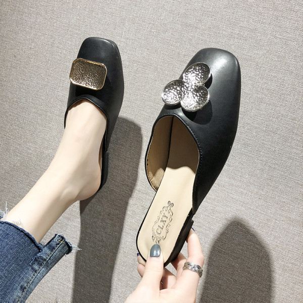 Ženske kožne papuče s ravnim potplatom i metalnim elementom