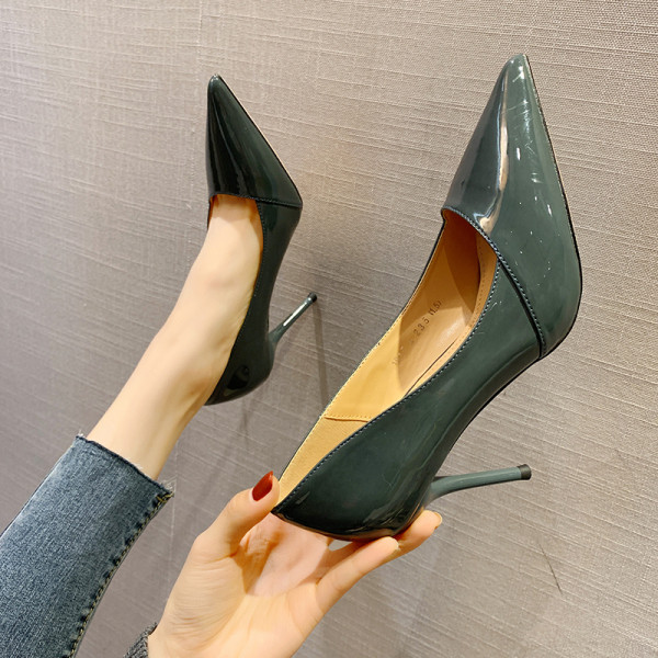 Špic model ženskih lakiranih cipela od umjetne kože s tankom petom