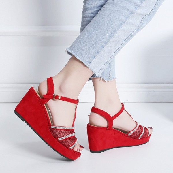 Öko velúrból készült, emelvényes női nyári szandál - nagy méretben