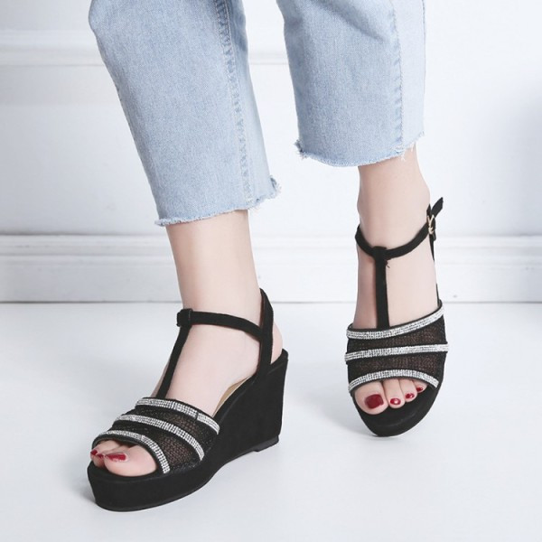 Öko velúrból készült, emelvényes női nyári szandál - nagy méretben