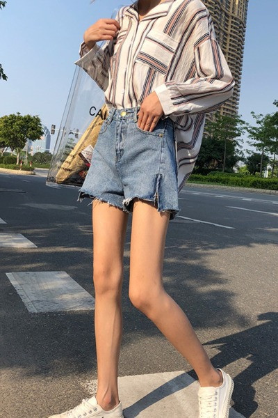 Lezser női farmer rövidnadrág szakadt motívumokkal, hasítékkal