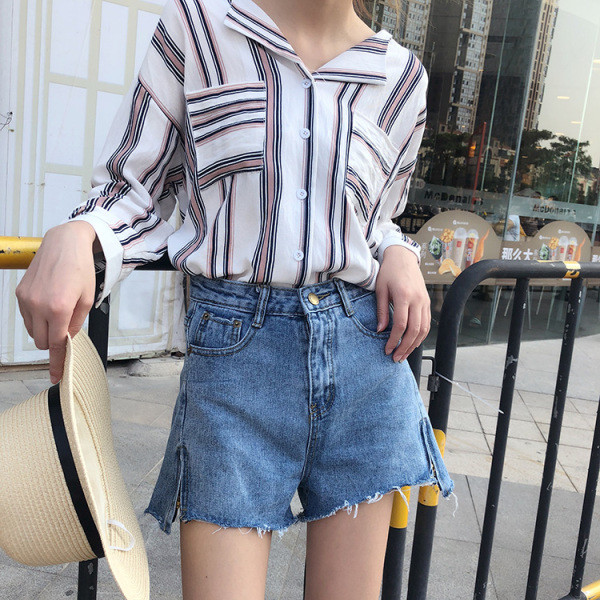 Lezser női farmer rövidnadrág szakadt motívumokkal, hasítékkal