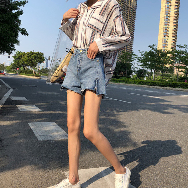 Lezser női farmer rövidnadrág szakadt motívumokkal, hasítékkal