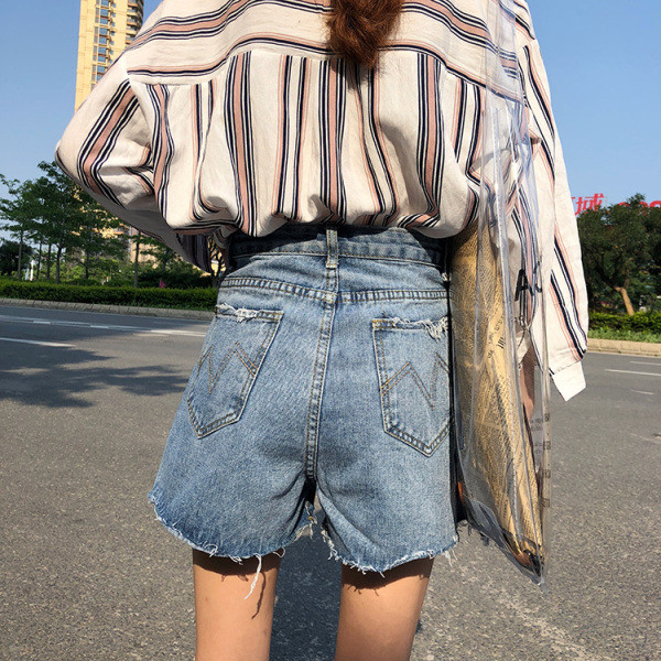 Lezser női farmer rövidnadrág szakadt motívumokkal, hasítékkal