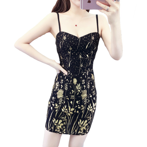 Jauna modeļa sieviešu kleita ar ziedu motīviem un plānām lencītēm