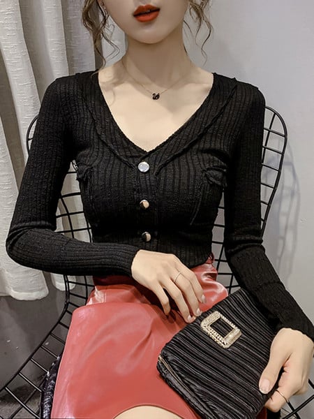 Krojena ženska bluza sa špic izrezom, gumbima i džepovima