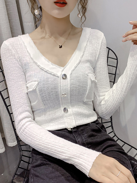 Krojena ženska bluza sa špic izrezom, gumbima i džepovima