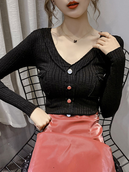 Krojena ženska bluza sa špic izrezom, gumbima i džepovima