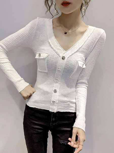 Krojena ženska bluza sa špic izrezom, gumbima i džepovima