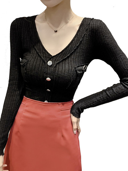 Krojena ženska bluza sa špic izrezom, gumbima i džepovima