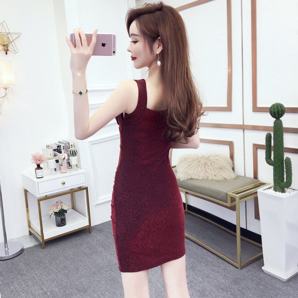 Modern, testhezálló női ruha V-nyakkal