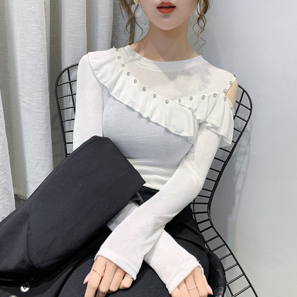 Modern női blúz kivágott résszel és kövekkel