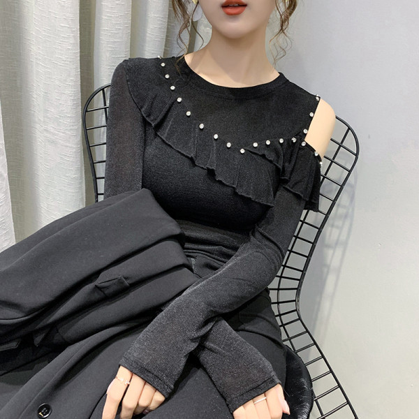 Modern női blúz kivágott résszel és kövekkel