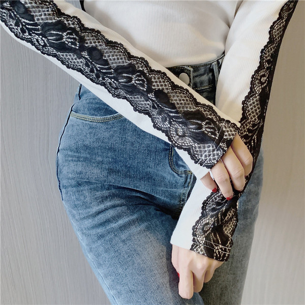 Šiuolaikinė moteriška palaidinė su nėriniais