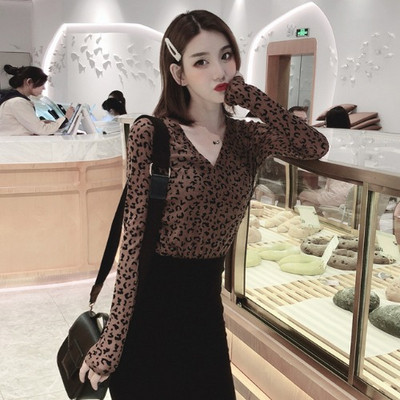 Šiuolaikinė moteriška palaidinė su V formos iškirpte ir leopardo raštu